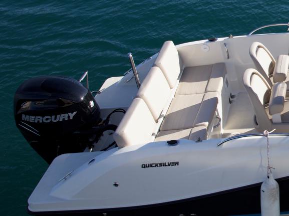 Quicksilver 675 Open, banquette arrière