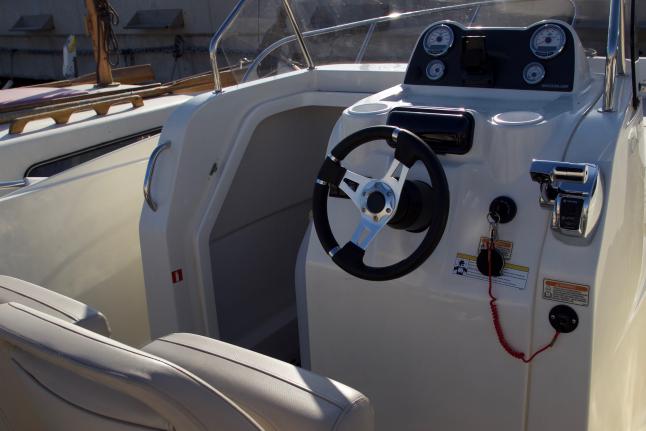 Quicksilver 675 Open Poste de pilotage &#38; accès espace rangement