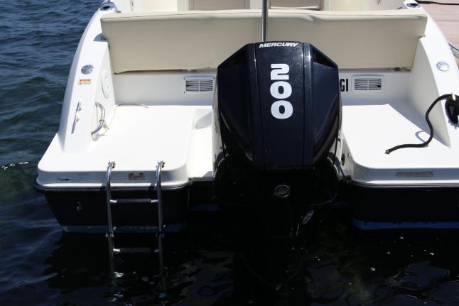 Echelle et plateforme d'accès à l'eau sur Quicksilver 675 Open Cap-Sea (unagi)