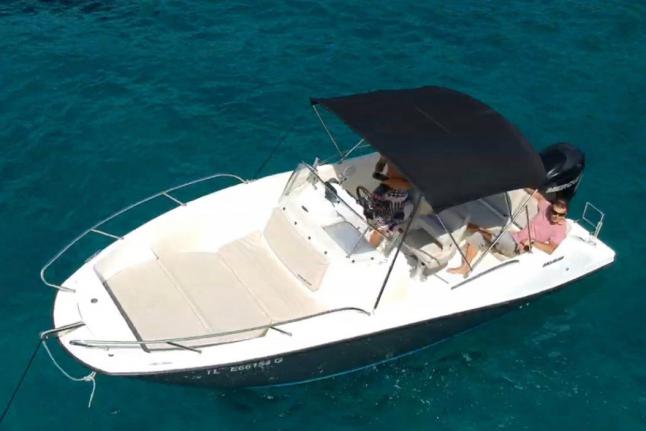 Quicksilver 675 Open, bain de soleil avant, taud de soleil ouvert