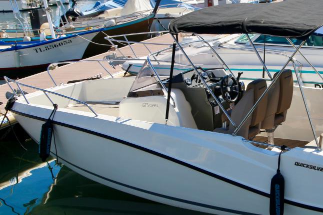 cockpit et taud de soleil déplié