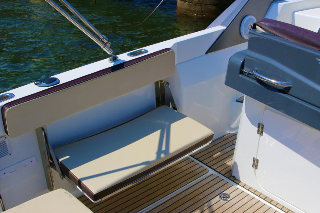 Banquette latérale babord (rabattable)