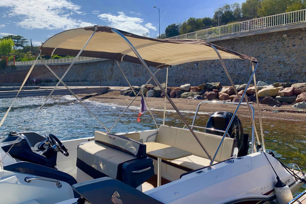 Taud ouvert sur banquette arrière et poste de pilotage