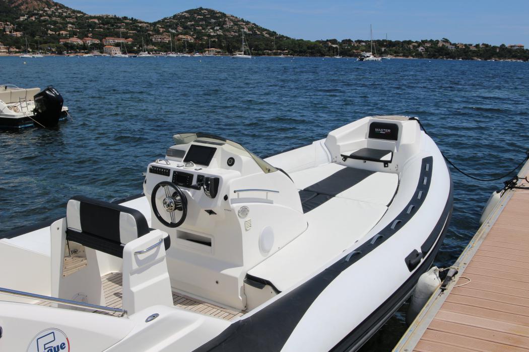 Master 775 poste pilotage et plage avant