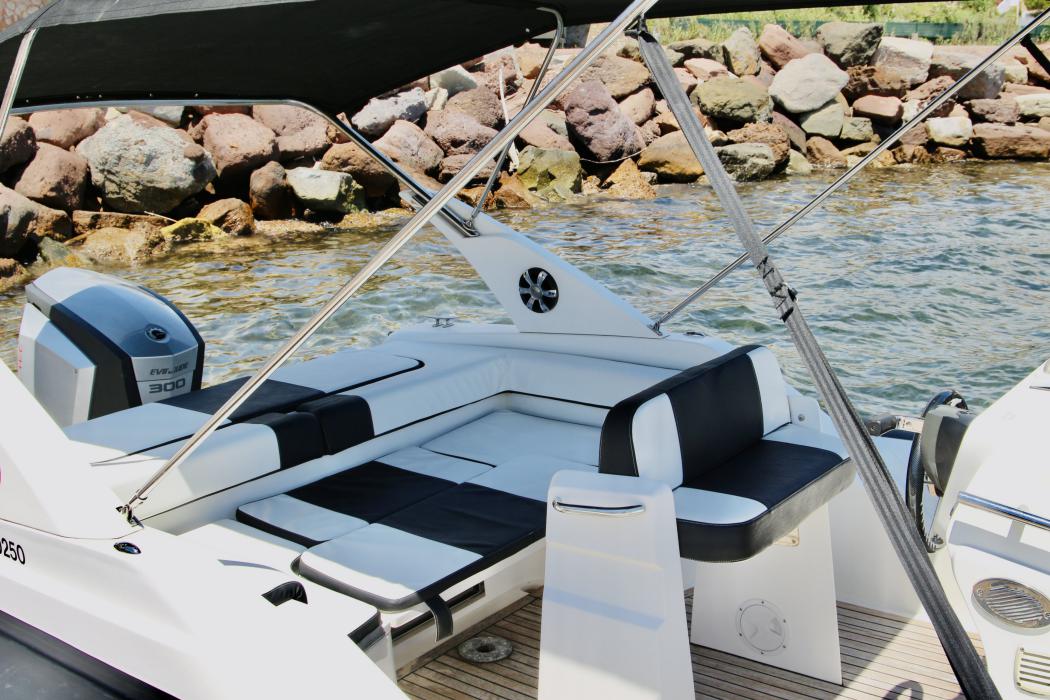 Master 775 avec le taud déplié