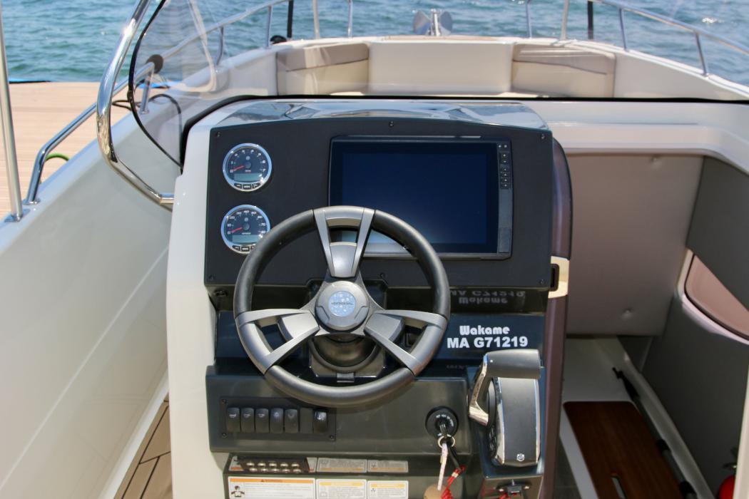 Poste de pilotage du Quicksilver 805 Open de Cap-Sea (wakamé)