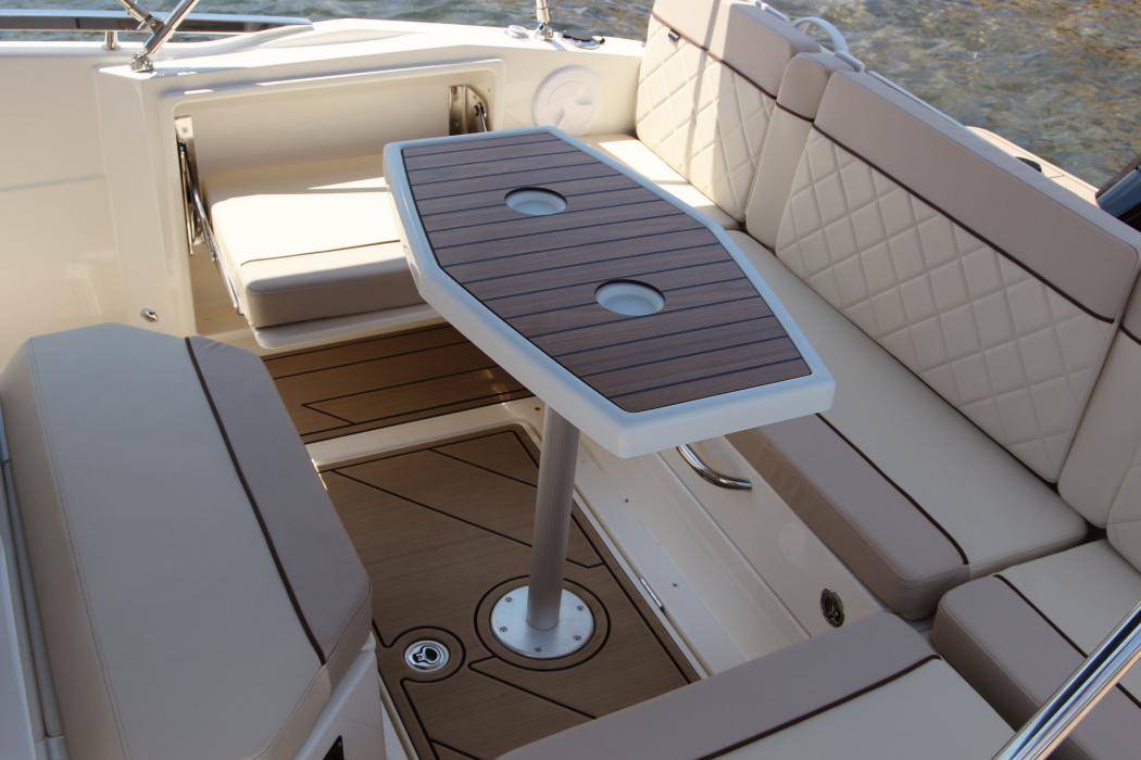 Espace Picnic arrière sur le Quicksilver 805 open de Cap-Sea (wakamé)