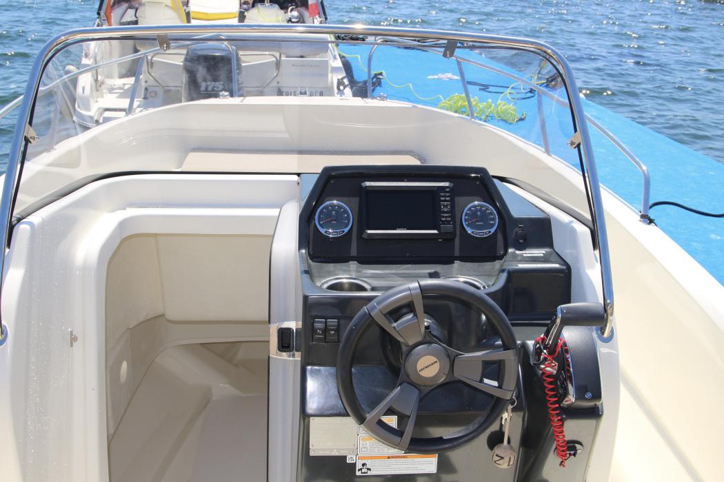 YUZU - Cockpit et porte accès cabine